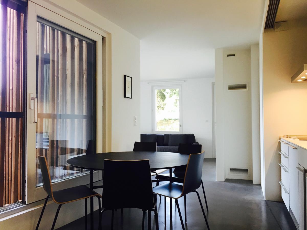 Tour Sarrazine De Montaren Bed & Breakfast Bagian luar foto