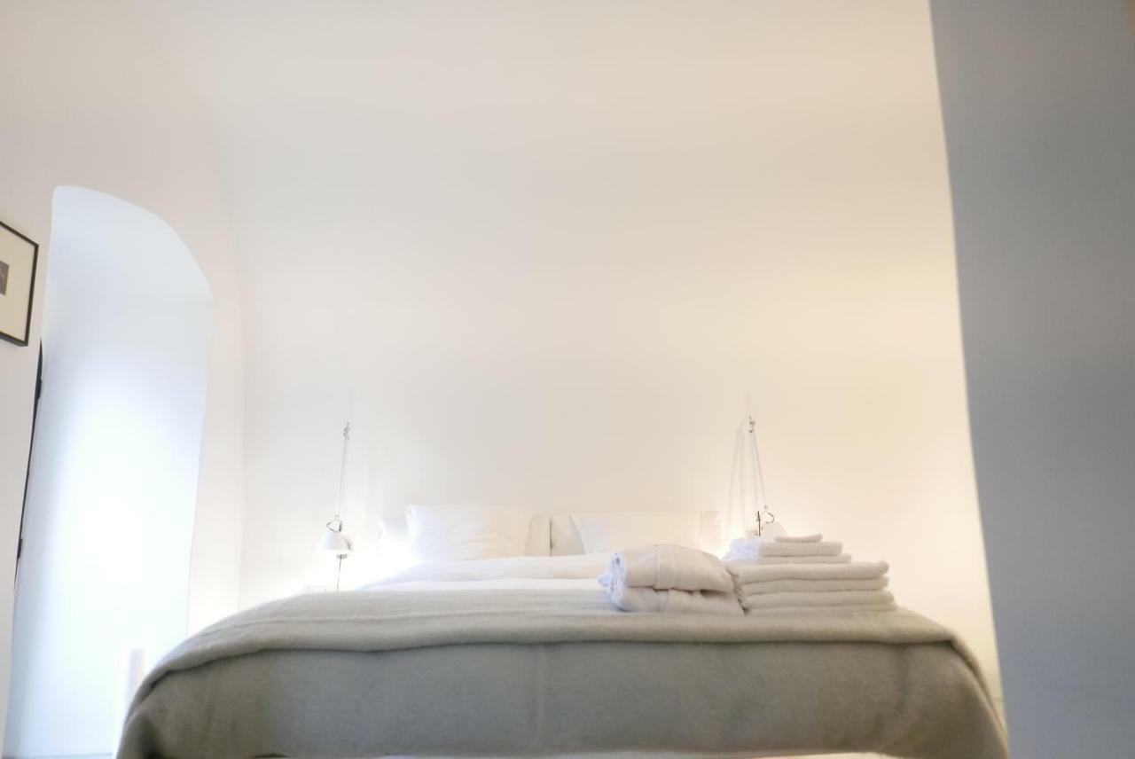 Tour Sarrazine De Montaren Bed & Breakfast Bagian luar foto
