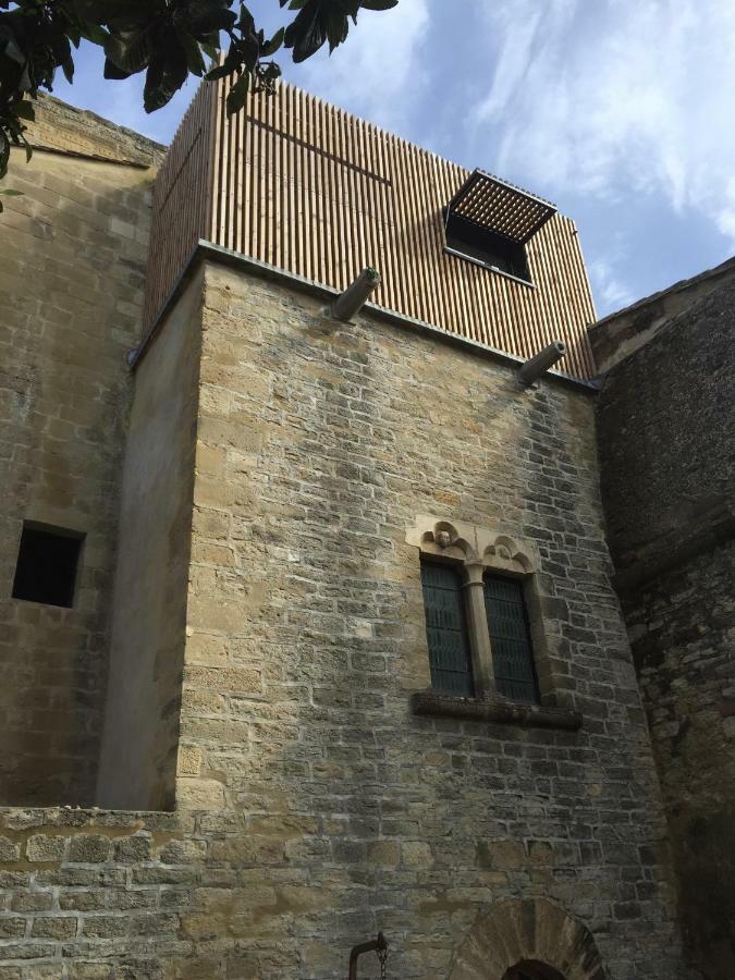 Tour Sarrazine De Montaren Bed & Breakfast Bagian luar foto